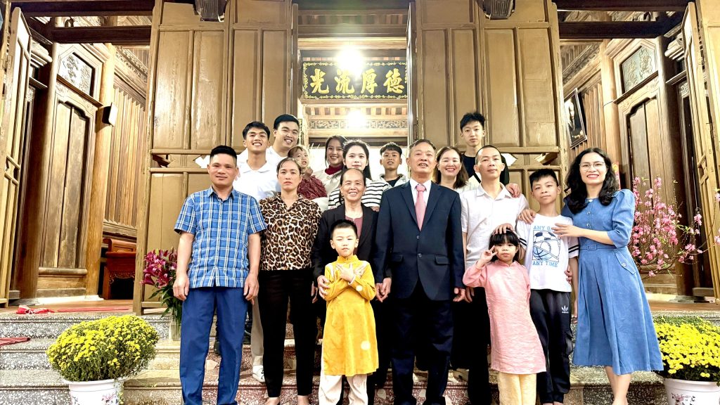 Bìa bài: TỪ CHƯA CÓ VỊ THẾ ĐẾN VẬN HÀNH GIA TỘC TRÁC TUYỆT - Bản lĩnh thầm lặng của một Doanh Nhân Lượng Tử
